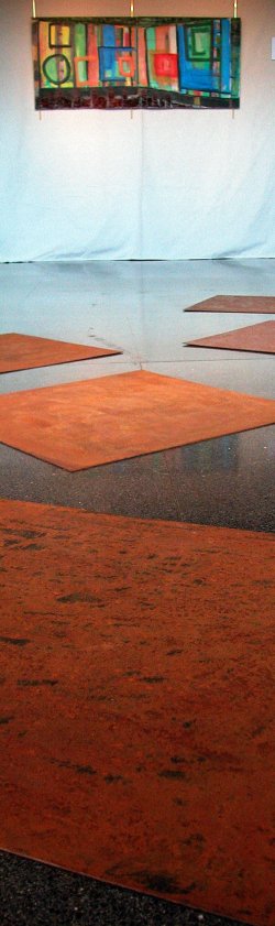 Detalle de la instalación de la exposición «Del Hierro al Titanio» en la sala BARAKART